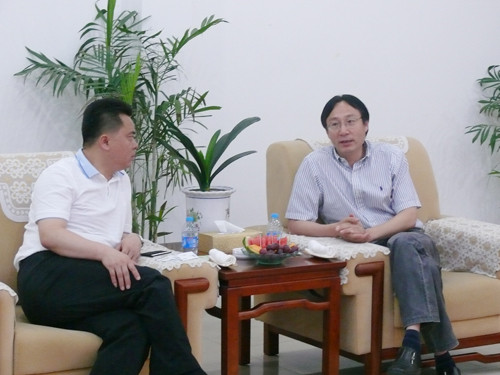 四川省彭州市代表团参观考察叠石桥国际家纺城