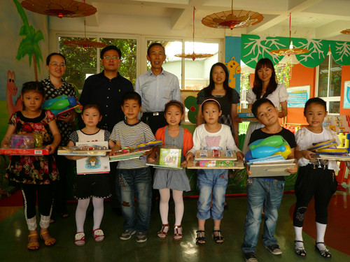 老书记与孩子们欢度六一儿童节