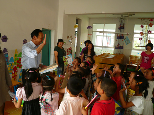 老书记与孩子们欢度六一儿童节