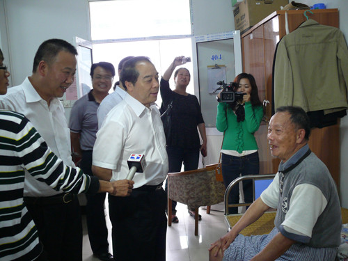 省人大常委会常务副主任林祥国率领省人大执法检查组来海门市老年服务中心视察