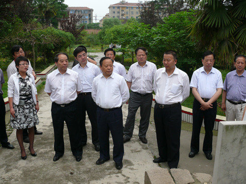 省人大常委会常务副主任林祥国率领省人大执法检查组来海门市老年服务中心视察