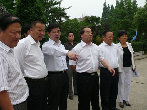 省人大常委会常务副主任林祥国率领省人大执法检查组来海门市老年服务中心视察