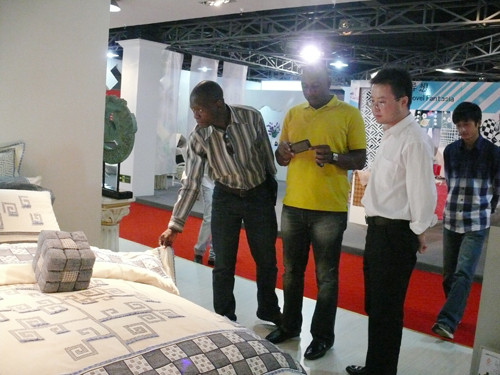 纳米比亚友人前来叠石桥家纺城参观考察