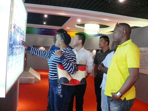 纳米比亚友人前来叠石桥家纺城参观考察