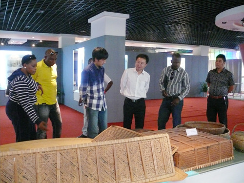 纳米比亚友人前来叠石桥家纺城参观考察