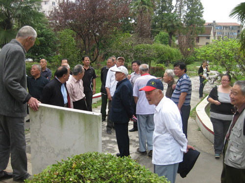 海门市民政局系统老干部参观老年服务中心