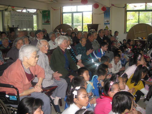 老年服务中心入住老人欢度国庆重阳双重佳节