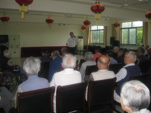 老年服务中心入住老人欢度国庆重阳双重佳节