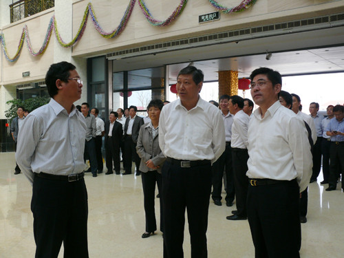 姜龙、杨曹明率领市四套班子及部分企业家观摩家纺城核心交易区