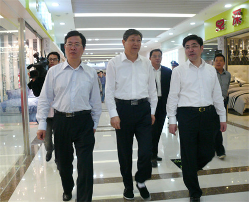 姜龙、杨曹明率领市四套班子及部分企业家观摩家纺城核心交易区