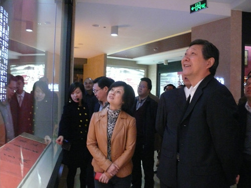 成都市新都区王翼刚区长一行参观考察叠石桥国际家纺城