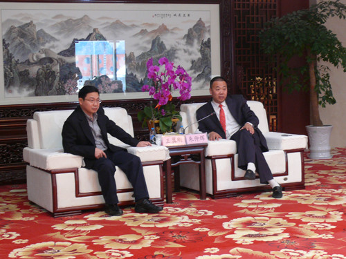 成都市新都区王翼刚区长一行参观考察叠石桥国际家纺城