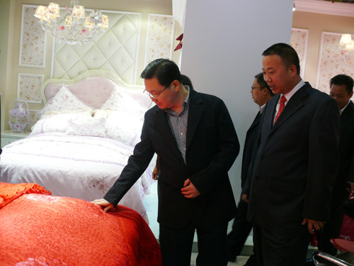 成都市新都区王翼刚区长一行参观考察叠石桥国际家纺城