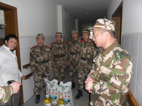学雷锋纪念日 武警海门中队官兵前来老年中心慰问老人