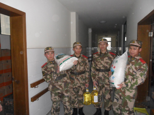 学雷锋纪念日 武警海门中队官兵前来老年中心慰问老人