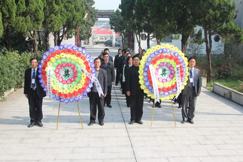 叠石桥家纺城开展清明节祭扫烈士陵园活动