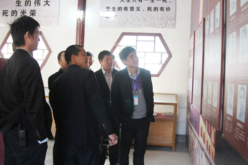 叠石桥家纺城开展清明节祭扫烈士陵园活动