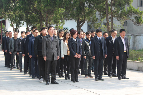 叠石桥家纺城开展清明节祭扫烈士陵园活动