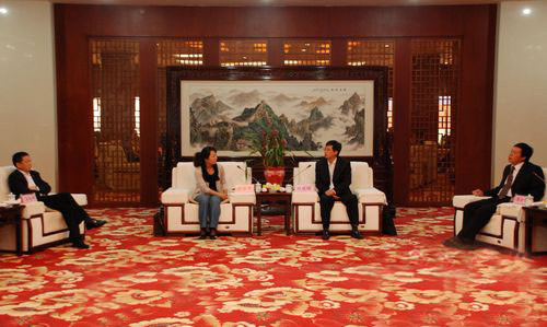 贵州独山县企业代表团考察叠石桥家纺市场