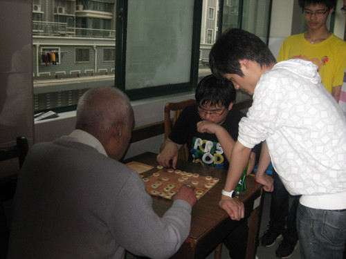 海门师范学生在老年服务中心开展青年志愿者服务活动