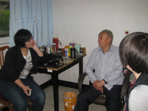 海门师范学生在老年服务中心开展青年志愿者服务活动