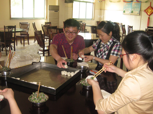 海门师范学生在老年服务中心开展青年志愿者服务活动