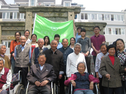 海门师范学生在老年服务中心开展青年志愿者服务活动