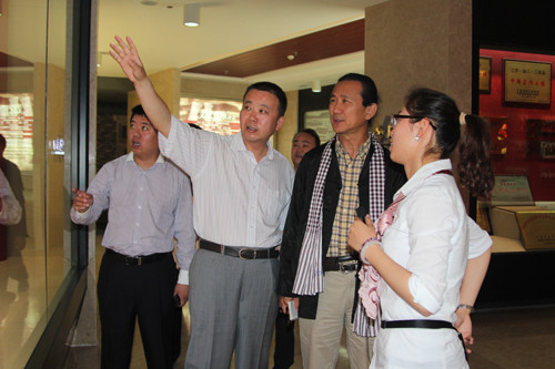 泰国安美德基金会邱威功主席参观叠石桥国际家纺城