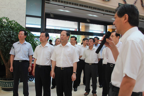 省委副书记石泰峰率省促进农民增收工作会议与会人员参观考察叠石桥市场