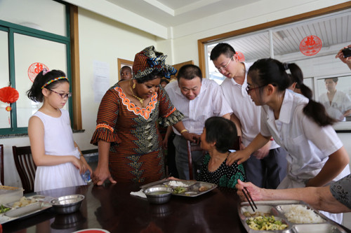 南非总统祖玛夫人亲临赛城集团参观访问