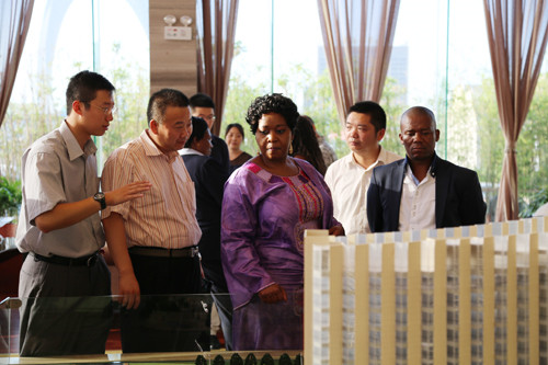 南非总统祖玛夫人亲临赛城集团参观访问