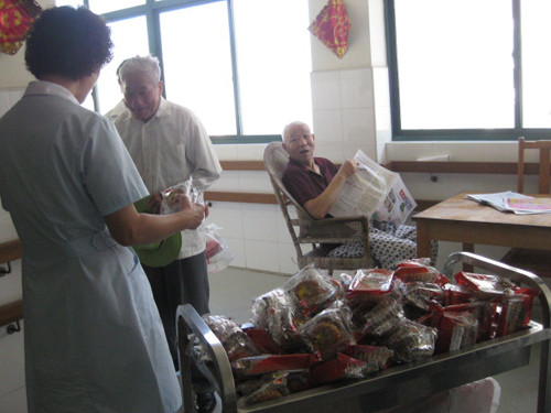 海门市老年服务中心为入住老人送上中秋月饼