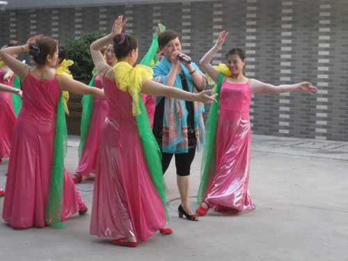 夕阳红艺术团前来海门市老年服务中心慰问演出送上国庆的祝福