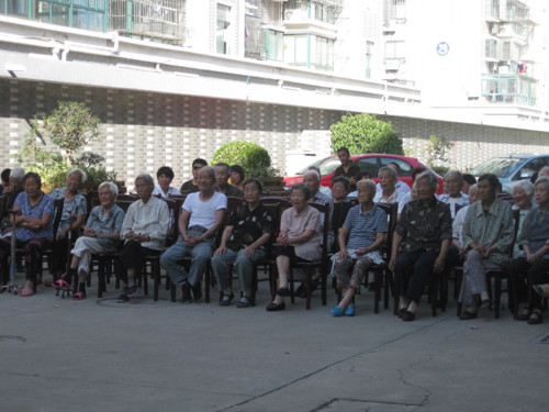 夕阳红艺术团前来海门市老年服务中心慰问演出送上国庆的祝福