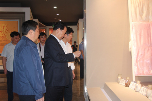 全国政协常委、民革中央副主席刘凡一行前来叠石桥家纺城参观考察