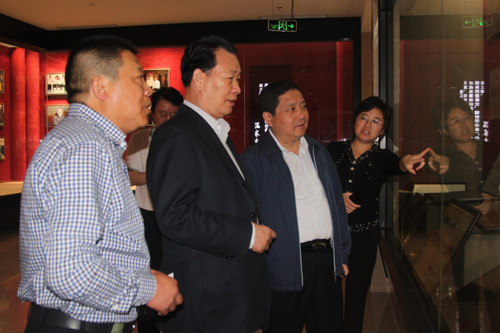 全国政协常委、民革中央副主席刘凡一行前来叠石桥家纺城参观考察