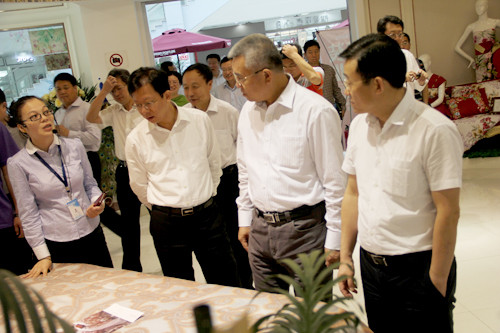 内蒙古赤峰市市长包满达一行专程考察叠石桥家纺城