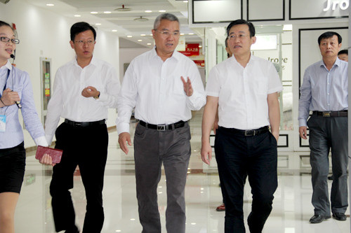 内蒙古赤峰市市长包满达一行专程考察叠石桥家纺城