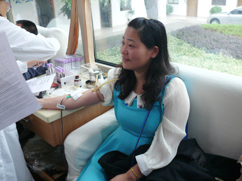 叠石桥家纺城组织员工积极参与无偿献血公益活动