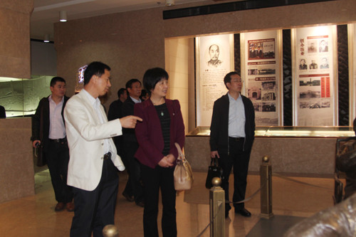 义乌市政协副主席杨贵芳一行前来叠石桥家纺城参观考察