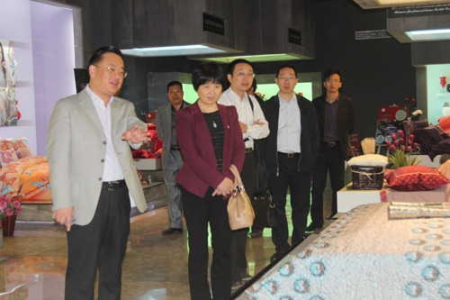 义乌市政协副主席杨贵芳一行前来叠石桥家纺城参观考察