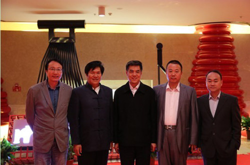 中国驻纳米比亚大使忻顺康参观考察叠石桥家纺城