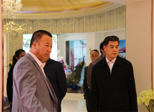 中国驻纳米比亚大使忻顺康参观考察叠石桥家纺城