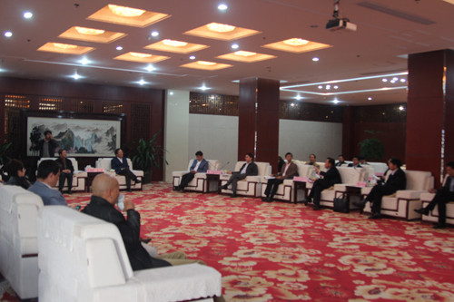 省政协副主席麻建国前来叠石桥对“走出去”战略进行专题调研