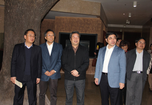 省政协副主席麻建国前来叠石桥对“走出去”战略进行专题调研