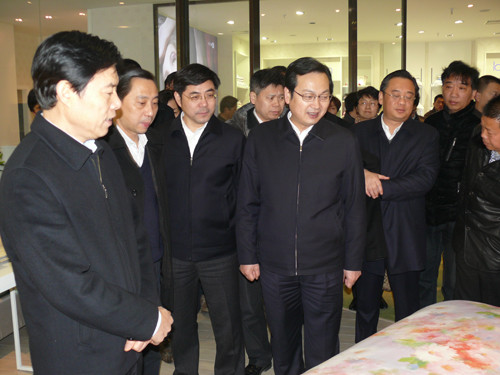 商务部副部长兼国际贸易谈判代表钟山前来叠石桥家纺城调研