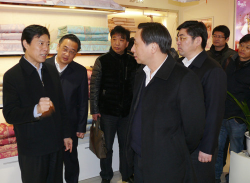 商务部副部长兼国际贸易谈判代表钟山前来叠石桥家纺城调研