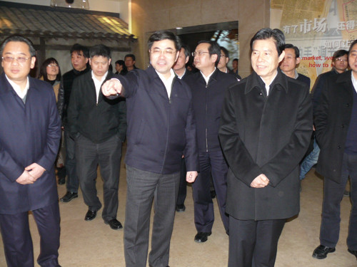 商务部副部长兼国际贸易谈判代表钟山前来叠石桥家纺城调研