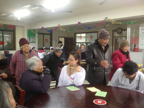 海门中医院青年志愿者在市老年中心开展“关爱老人、你我同行”义诊服务