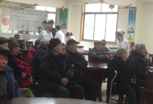 海门中医院青年志愿者在市老年中心开展“关爱老人、你我同行”义诊服务